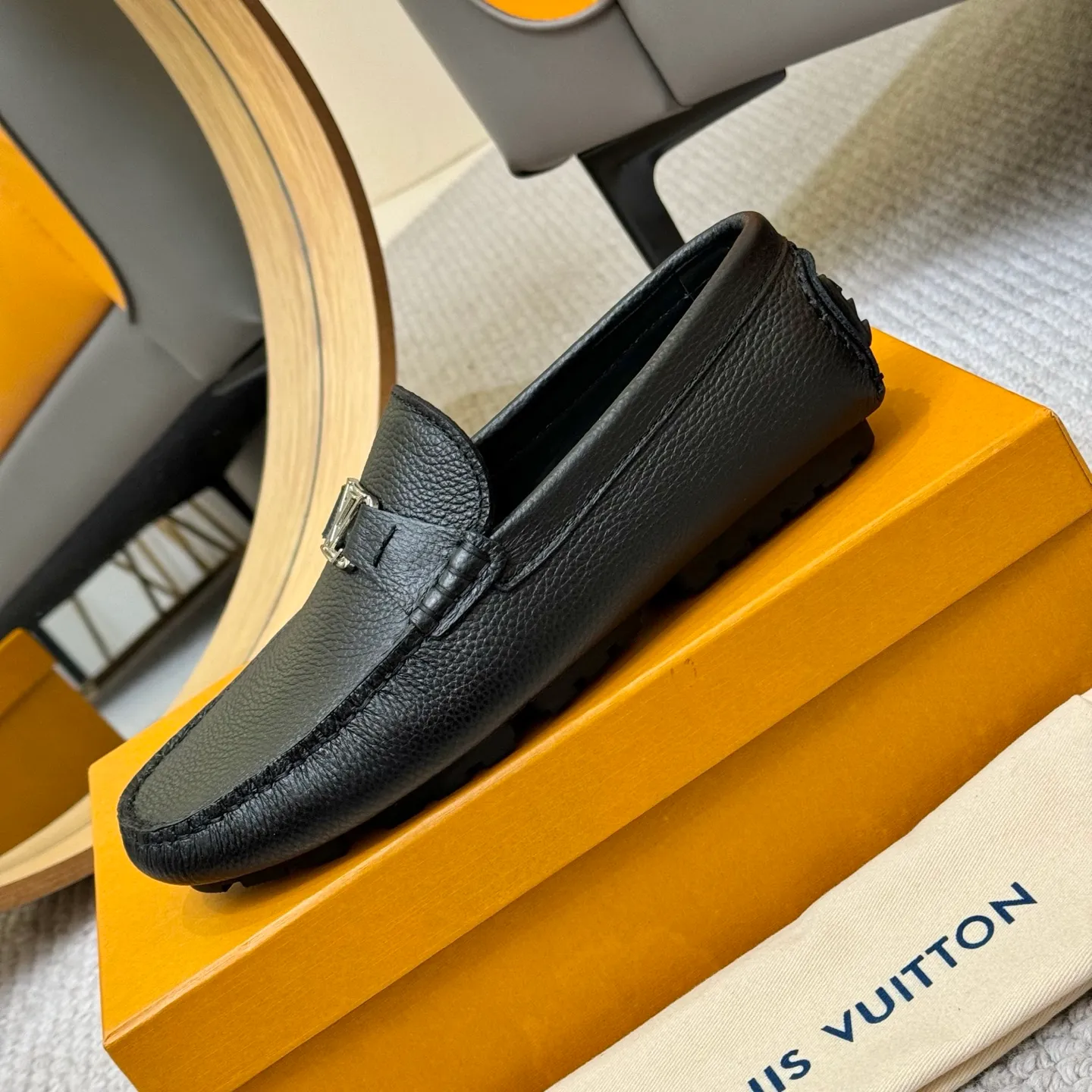 Men's men's shoes 💰420 (Yangli) LV 2⃣️0⃣️2⃣️5️⃣Spring and summer counter GLORIA series models ✈️Original factory special leather production, original last type. A classic driving slip-on casual shoe that shows an elegant style with exquisite craftsmanship details such as Monogram embossing all over the upper🌀Italian imported calfskin fabric Sheepskin foot pads➕Inside～Private mold replica sole Unique style Comfortable driving slip-on Size: 4-12 (38-46) Comes with [Counter packaging: original box, wrapping paper, card, instruction manual, shoehorn, cloth bag] No pressure to enter and leave the counter!